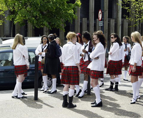 40 szkół w UK zabroniło uczennicom noszenia spódniczek