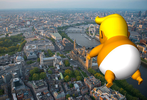 Gigantyczny balon z karykaturą Trumpa nad Londynem