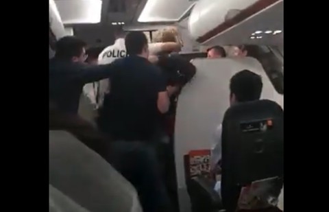 Krwawa bójka w samolocie easyJet
