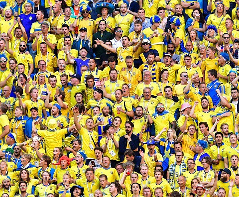 Piłkarska gorączka w Szwecji. Mecz pokaże nawet IKEA