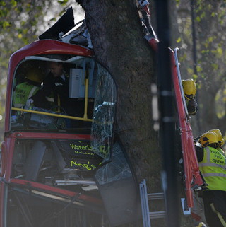 Londyn: Autobus wbił się w drzewo. Jest wielu rannych