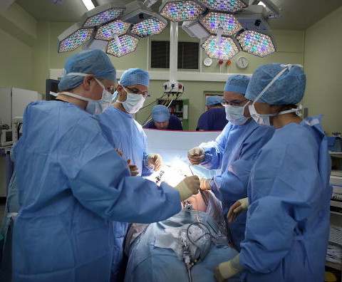 Apel do chirurgów NHS: Sprawdzajcie, kto leży na stole operacyjnym