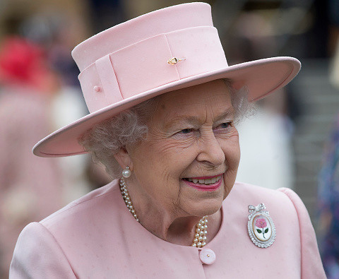 Królowa przyczyną ciągłej mody na kapelusze 