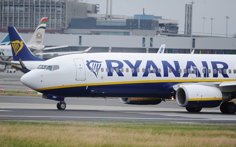 Spadek ciśnienia w samolocie Ryanair. 33 pasażerów w szpitalu