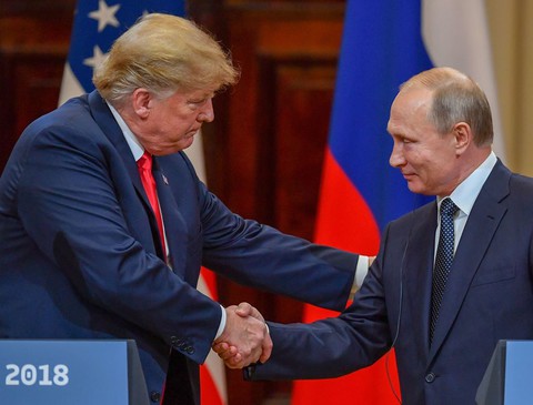 Politico: "Pocałunek Trumpa i Putina przypieczętowuje nowy ład światowy"