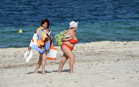 Brytyjczycy wrócili na rajskie plaże Tunezji. Nie boją się zamachów