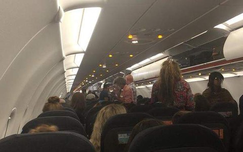 Setki pasażerów na złych lotniskach przez awaryjne lądowanie na Gatwick