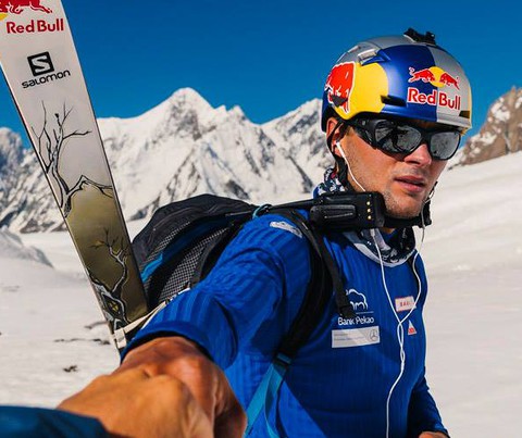 Andrzej Bargiel attacks K2 to ski