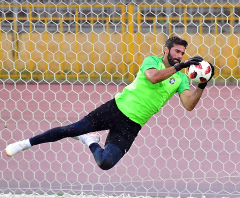 Liverpool coach: Alisson desperate to play