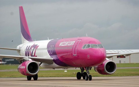 Lot Wizz Air do Luton: Polka oddała mocz na podłogę, bo "toaleta była zamknięta"