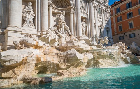 Coraz częściej turyści mylą rzymską fontannę di Trevi z basenem