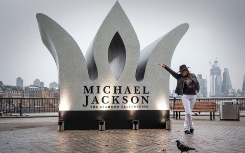 Londyn: Pomnikiem uczczono 60. rocznicę urodzin Michaela Jacksona