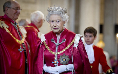 Królowa Elżbieta II znienawidziła serial "The Crown"