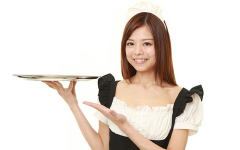 Kelnerki przebrane za pokojówki, czyli maid cafe