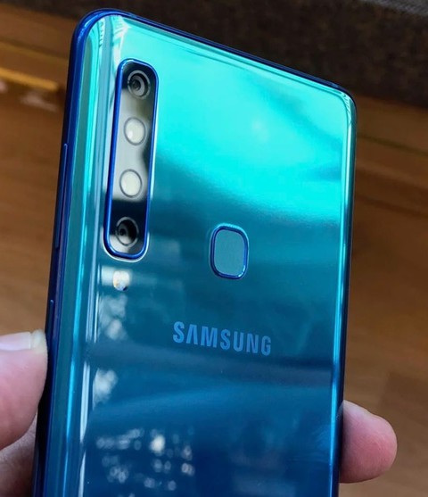 Samsung pokazał smartfon Galaxy A9 z poczwórnym aparatem fotograficznym