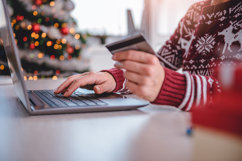 Kupowanie prezentów online sposobem na ograniczenie świątecznego stresu
