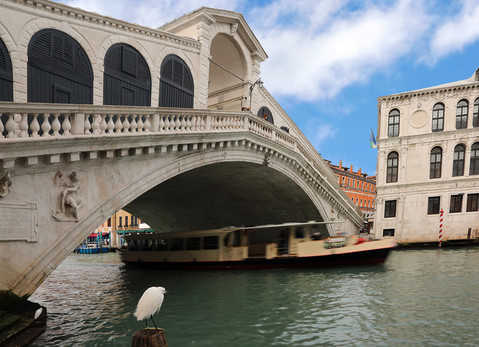 Czy turyści mogą prowadzić tramwaje wodne w Wenecji?