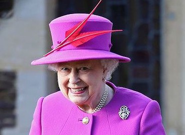 Elżbieta II doceniła... minispódniczkę