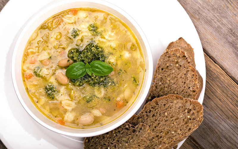 Zielona zupa minestrone - eliksir młodości na talerzu