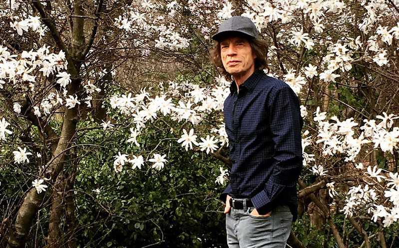 Mick Jagger spaceruje po parku!