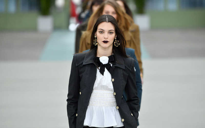 Czarne usta - nowy trend prosto z pokazu Chanel