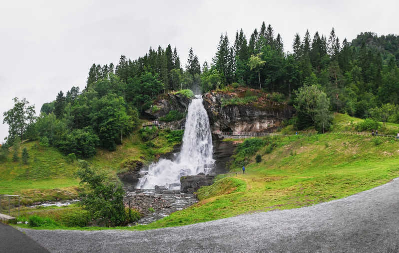 W Norwegii zobaczysz wodospad od tyłu... 