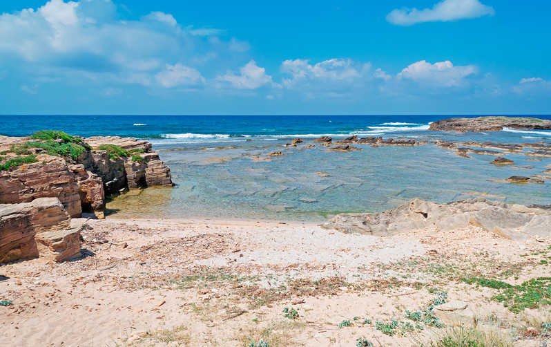 Turysta postanowił odesłać na Sardynię... piasek zabrany 40 lat temu