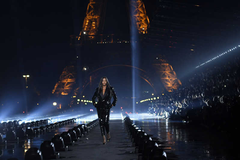 Naomi Campbell paraduje w pokazie Saint Laurent na tle Wieży Eiffla