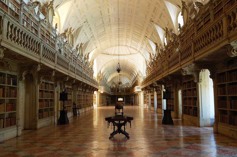 Czarodziejska biblioteka w portugalskiej Mafrze 