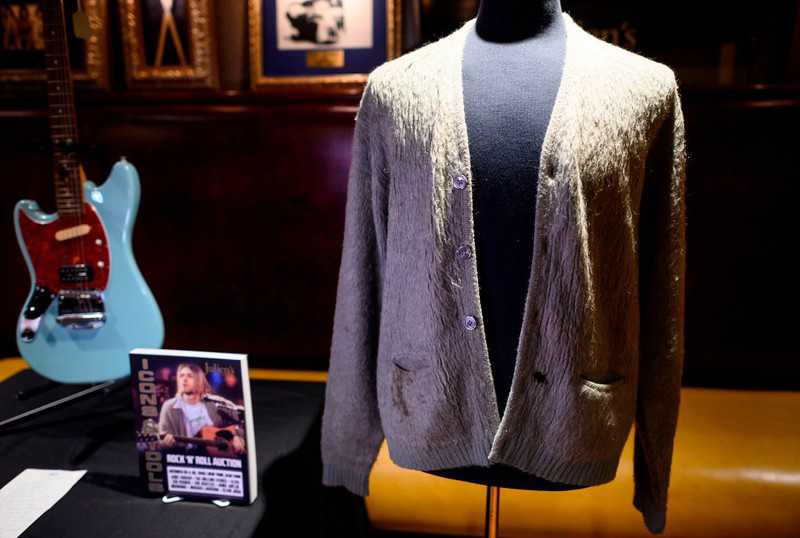 Sweter Kurta Cobaina sprzedany za rekordowe 334 tys. dol.!