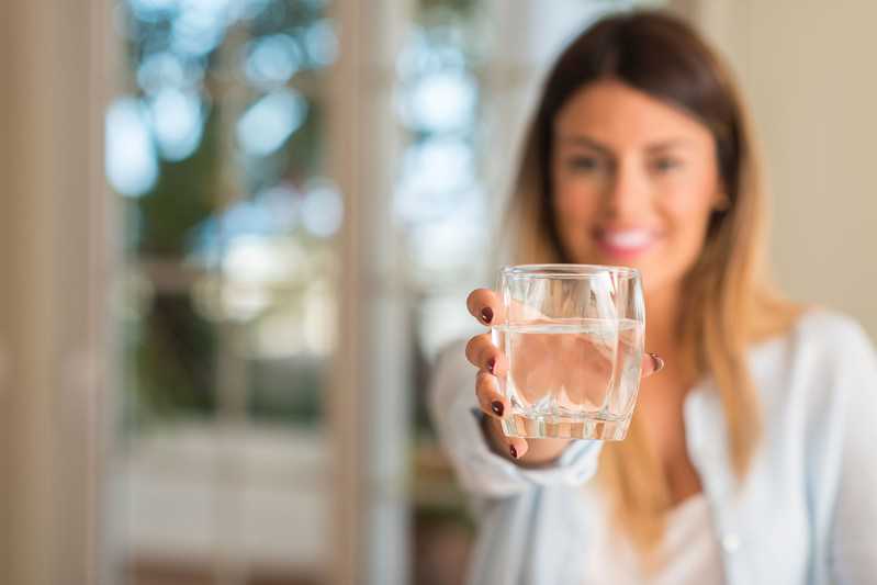 Czy wypijanie 8 szklanek wody dziennie to przestarzała zasada?