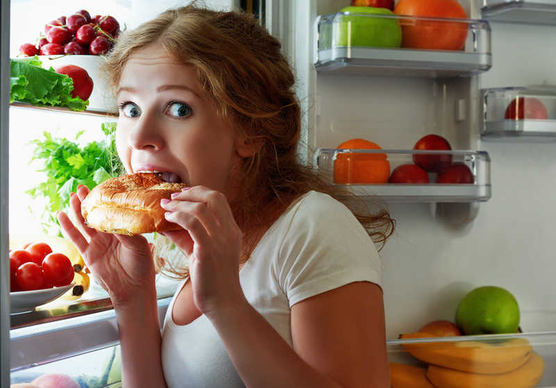 Kobiety, które mają problemy ze snem, częściej się objadają