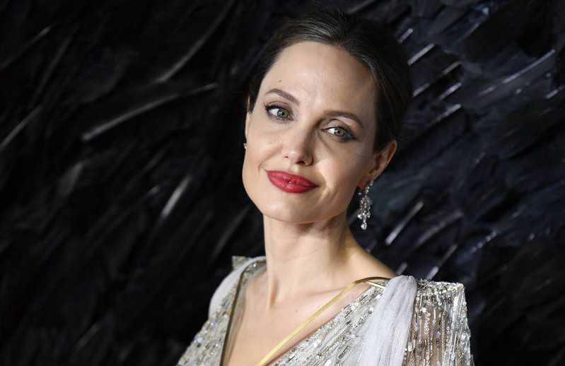 Szczodra Angelina Jolie...