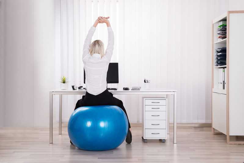 Nawet siedząc przy biurku, możesz być w ruchu i spalać kalorie!