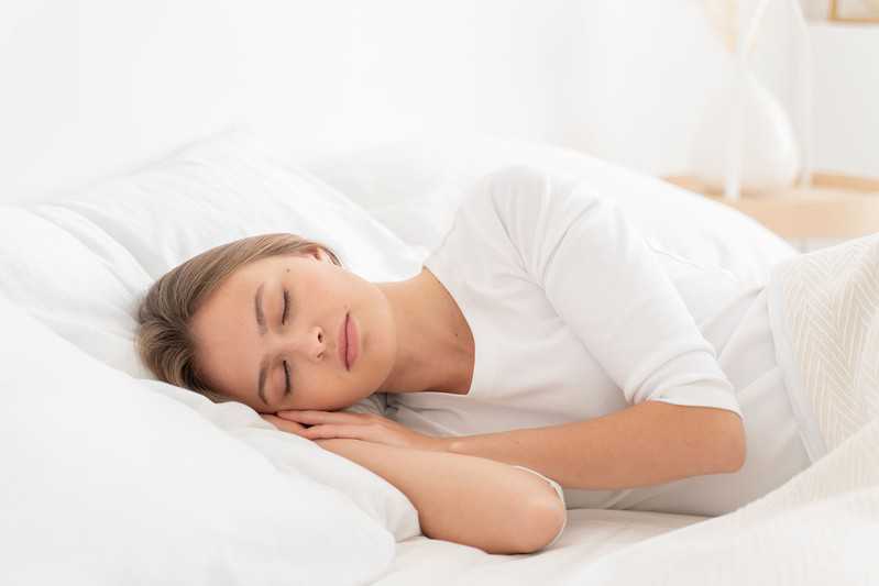 Melatonina nie tylko pozwala lepiej spać, ale również upiększa