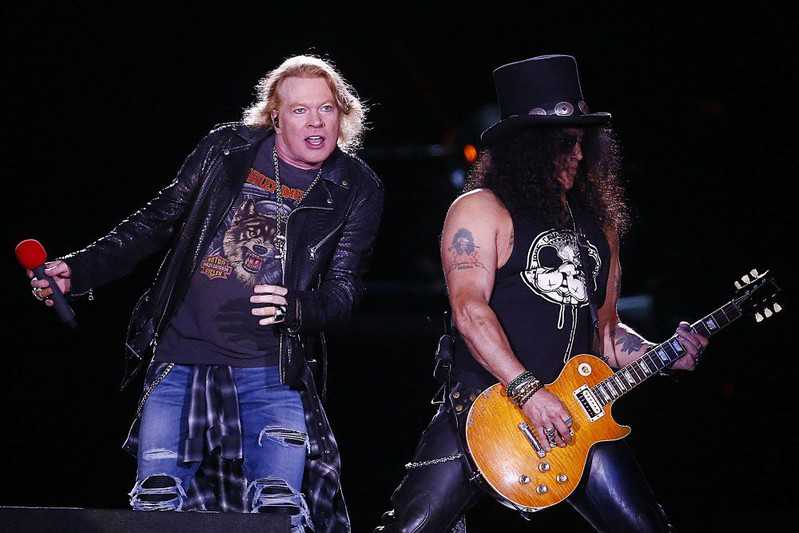 Wokalista i lider zespołu Guns N’Roses sprzedaje koszulki obrażające Donalda Tru