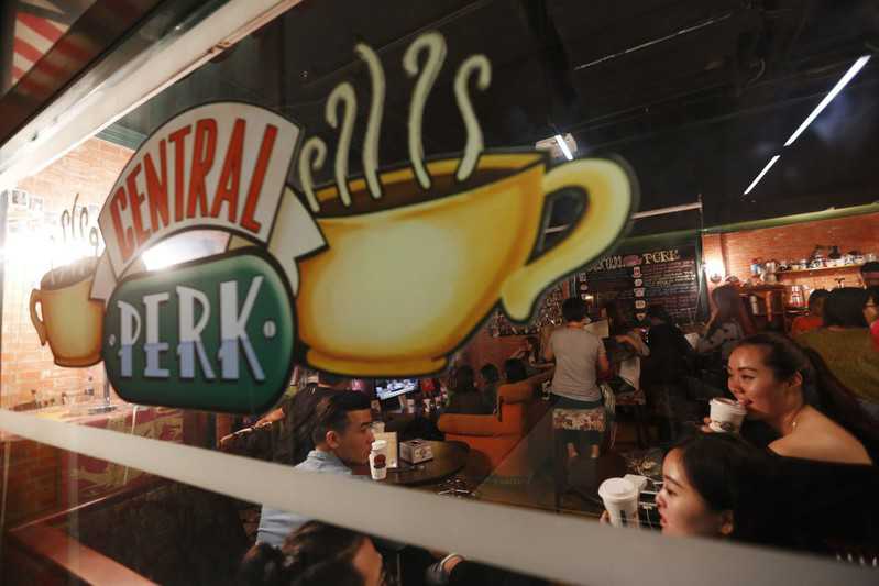 Gratka dla fanów serialu "Przyjaciele": Powstała zastawa stołowa "Central Perk”!