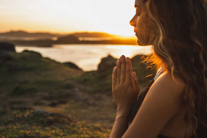 Modlitwa jest lepsza dla naszej psychiki niż medytacja?