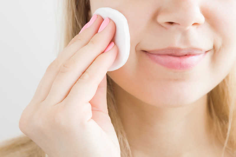 Jak właściwie oczyszczać twarz? Poznaj metodę 60 sekund