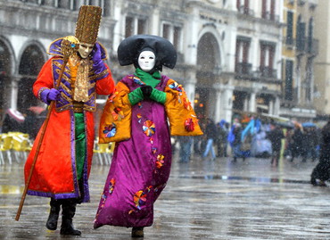 Karnawał w Wenecji jednak w maskach...