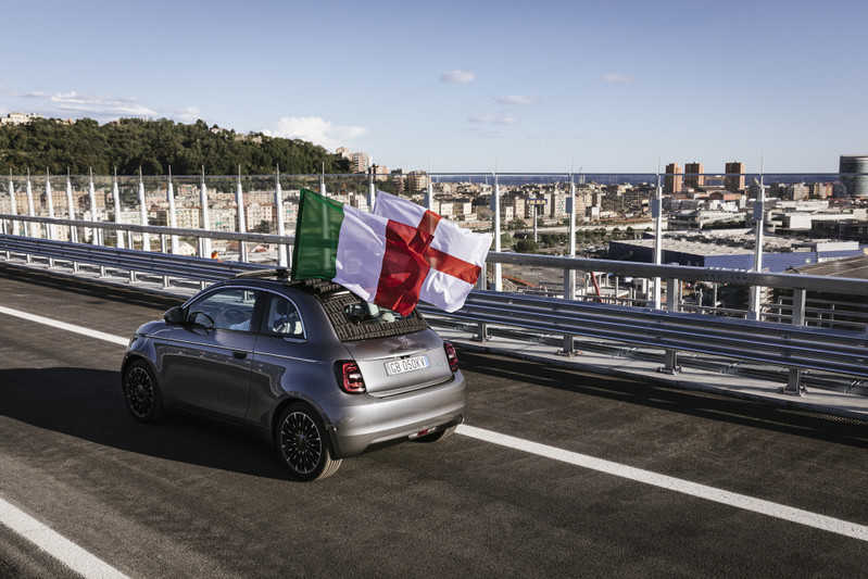Fiat 500 przejechał nowym mostem św. Jerzego w Genui