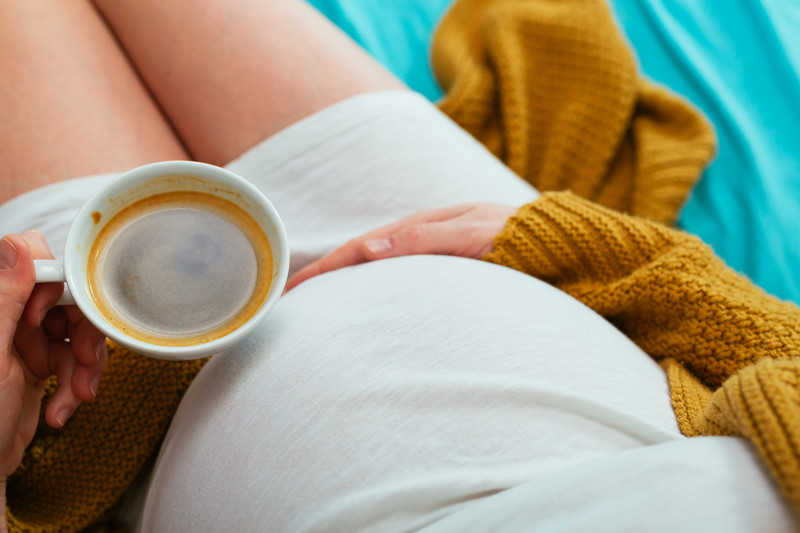 Planujesz zajść w ciążę? Zrezygnuj z kawy i innych produktów z kofeiną 