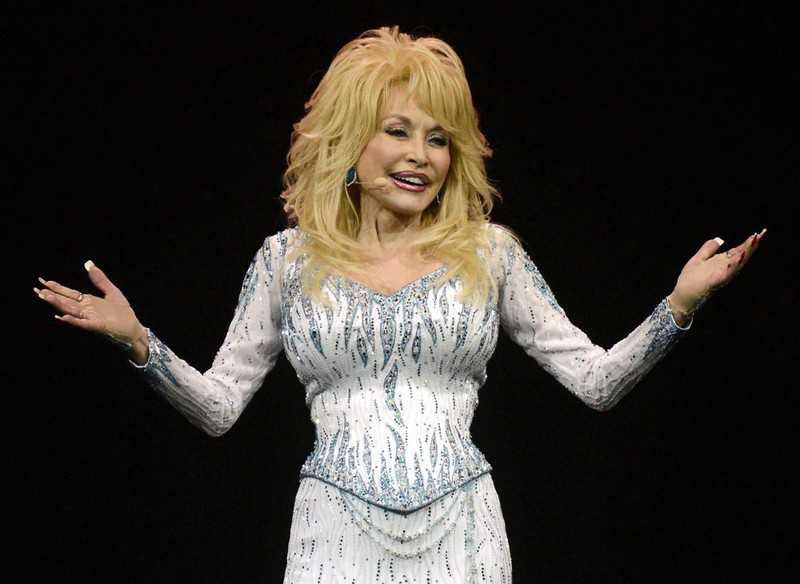 74-letnia Dolly Parton w rozbieranej sesji?...