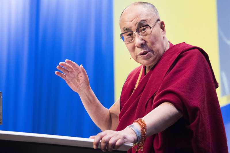 Dalajlama radzi, by w czasie pandemii mniej się modlić, tylko...