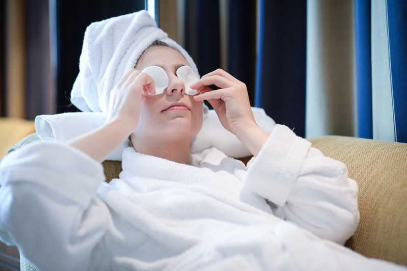 Dermatolodzy obalają mity na temat pielęgnacji skóry wokół oczu