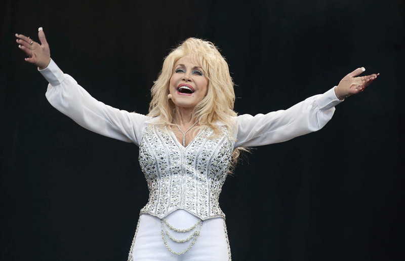 Dolly Parton woli wysłać faks niż... skorzystać z telefonu