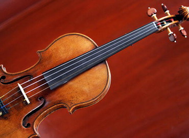 Kobieta zostawiła w pociągu wartego miliony Stradivariusa!