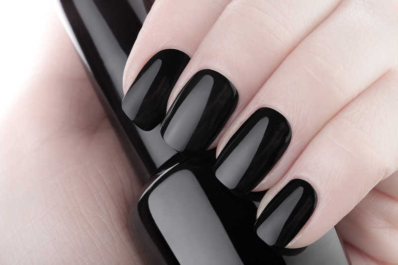 Jesienią i zimą wybieraj manicure w ciemnych barwach - najlepiej w czerni!