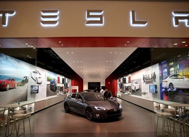 Tesla coraz popularniejsza?