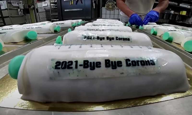 Ciasto w kształcie strzykawki z napisem "Bye Bye Corona" robi furorę 